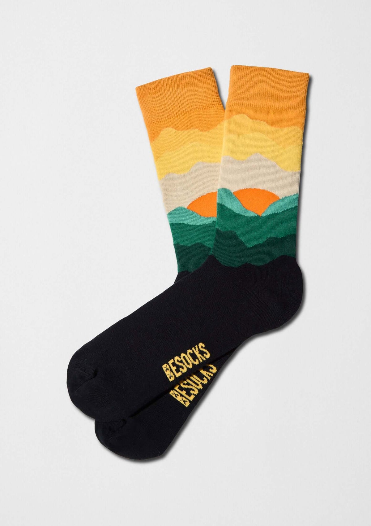 Calcetines BeMountain con diseño de montañas en degradado y sol naranja - BESOCKS.