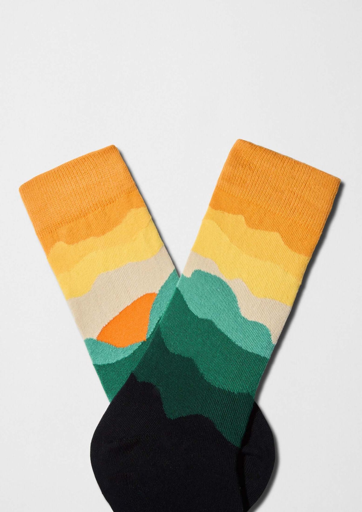 calcetines BeMountain con diseño de montañas en degradado naranja y verde - BESOCKS