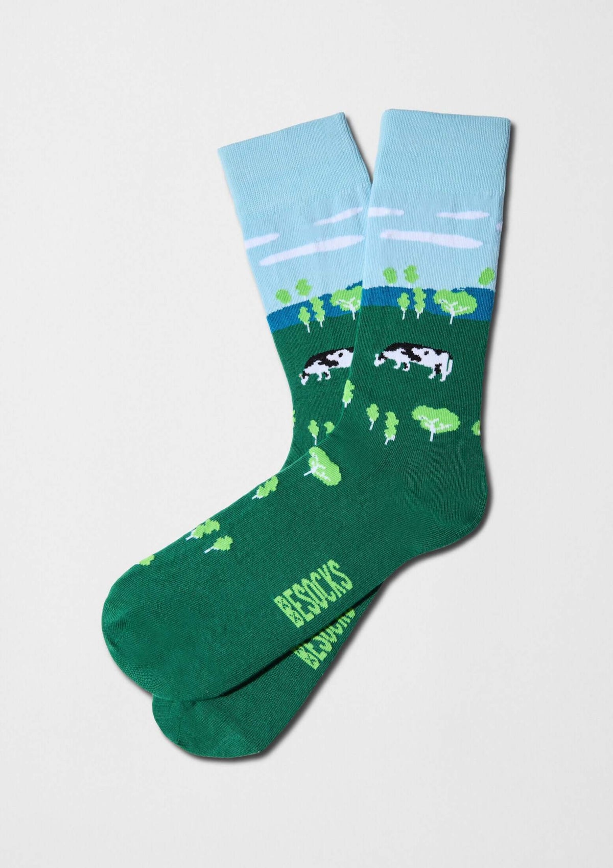 Paisaje rural con vacas y árboles en verde - BeFarm - BESOCKS
