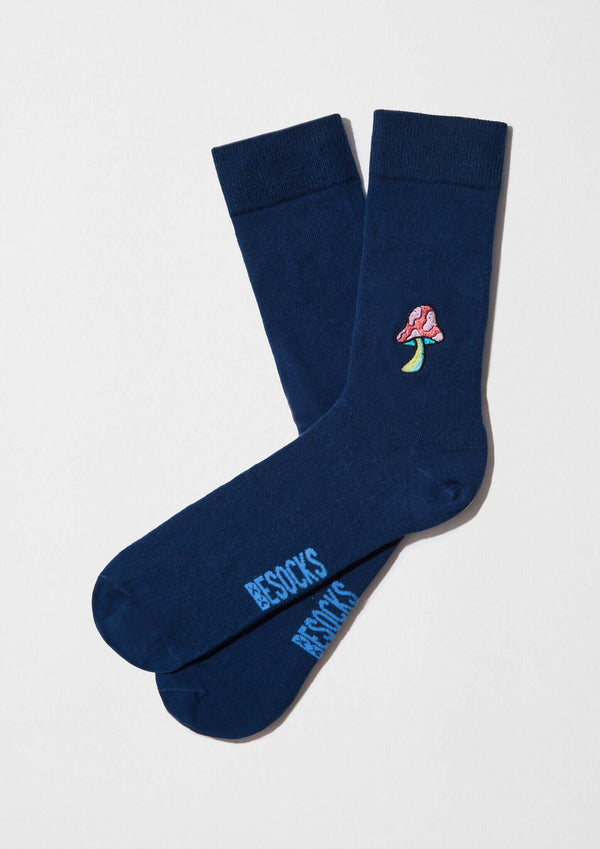 BeMushroom Embroidered Navy, calcetines de algodón orgánico azul marino con bordado de seta en tonos rosa y verde.