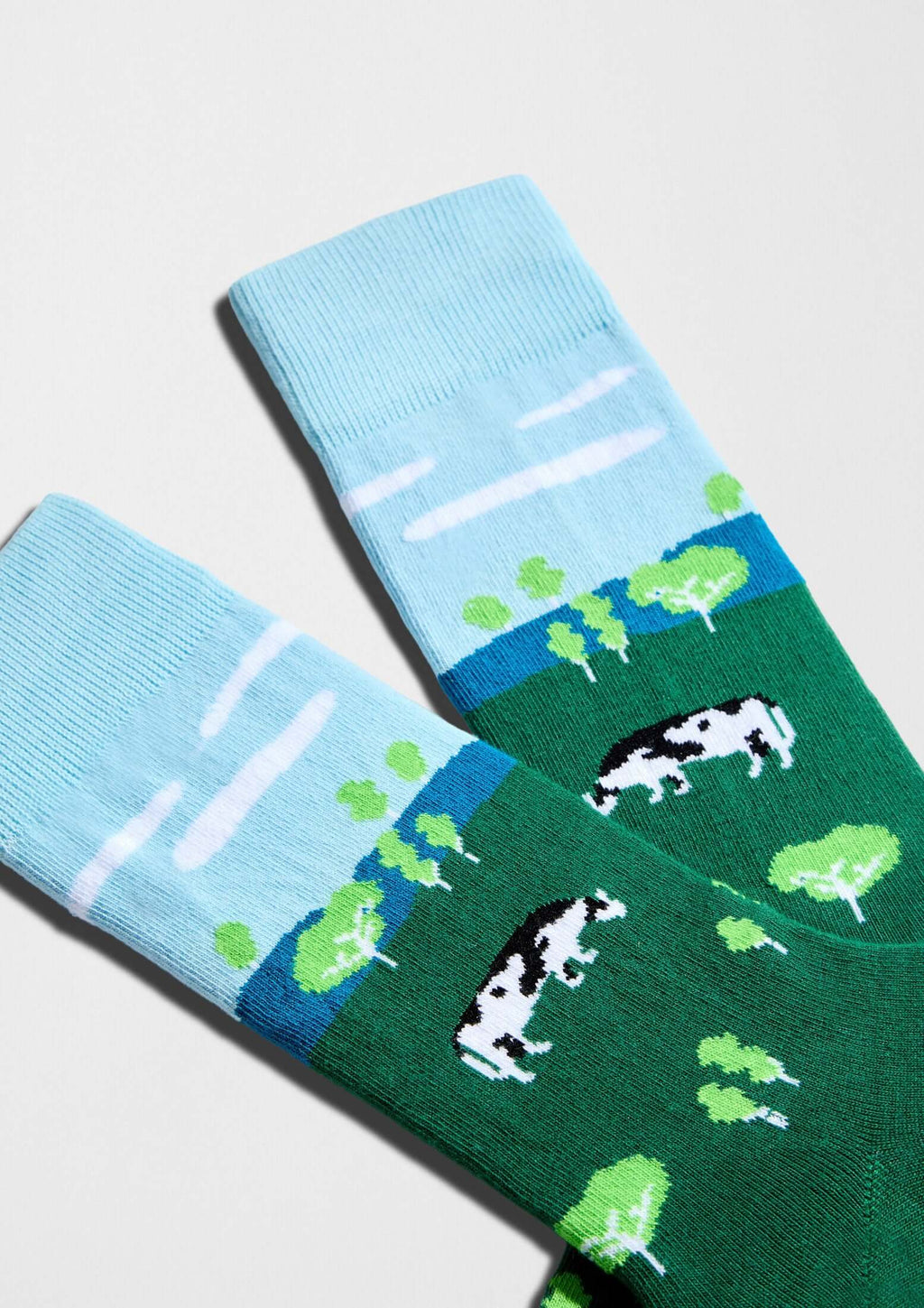 Diseño de paisajes rurales con vaca y árboles verdes - BeFarm - BESOCKS.