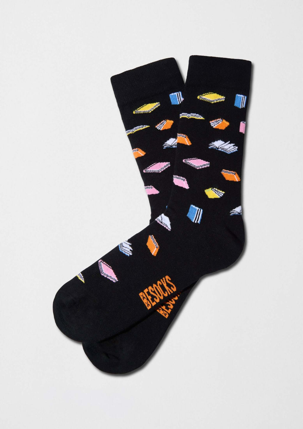 Calcetines BeReader con estampado de libros de colores sobre fondo negro - BESOCKS