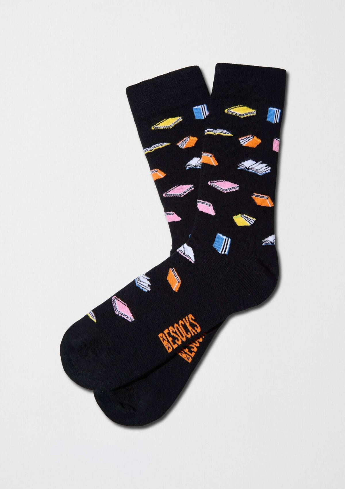 Calcetines BeReader con estampado de libros de colores sobre fondo negro - BESOCKS