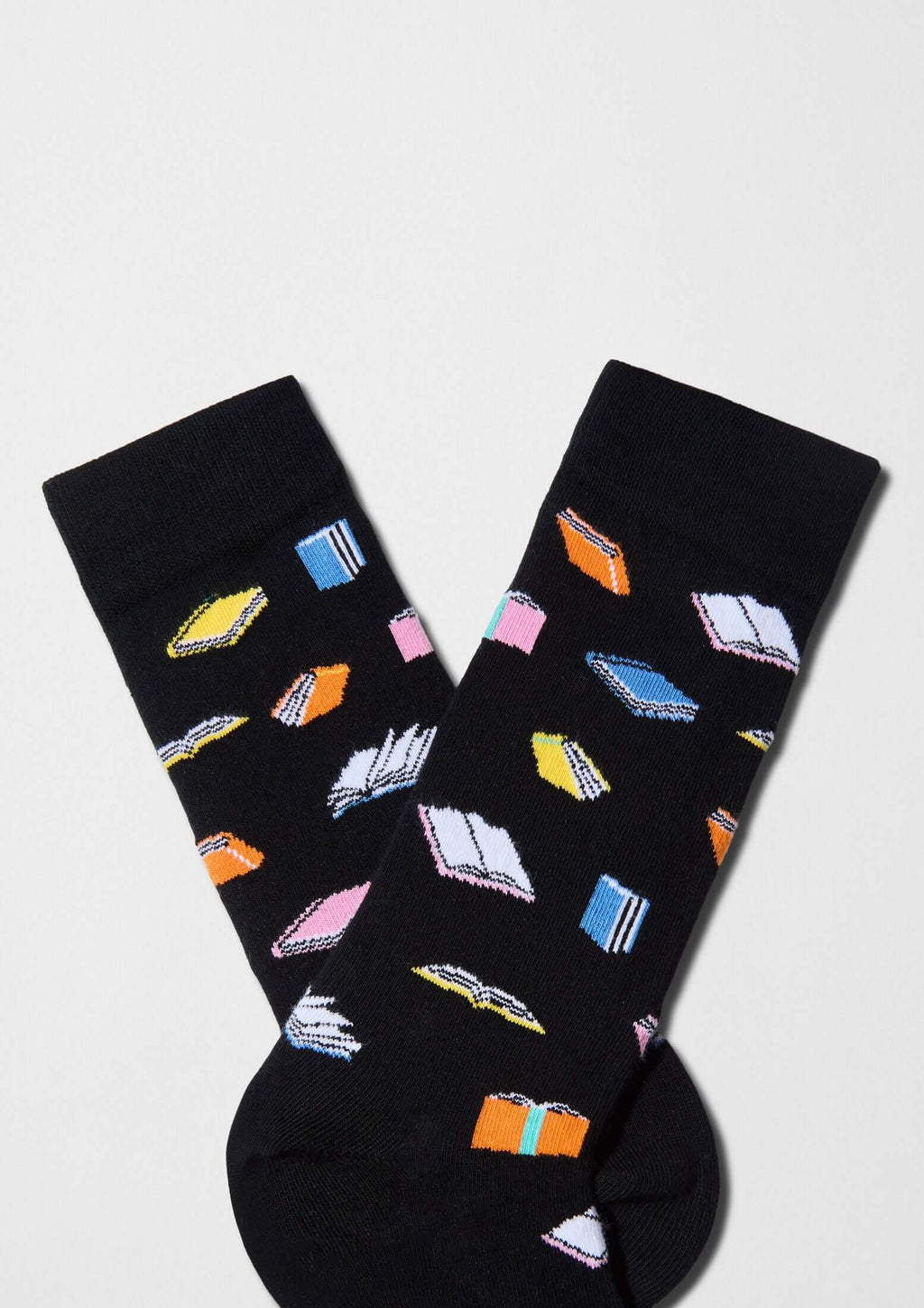 calcetines BeReader con diseño de libros de colores sobre fondo negro - BESOCKS