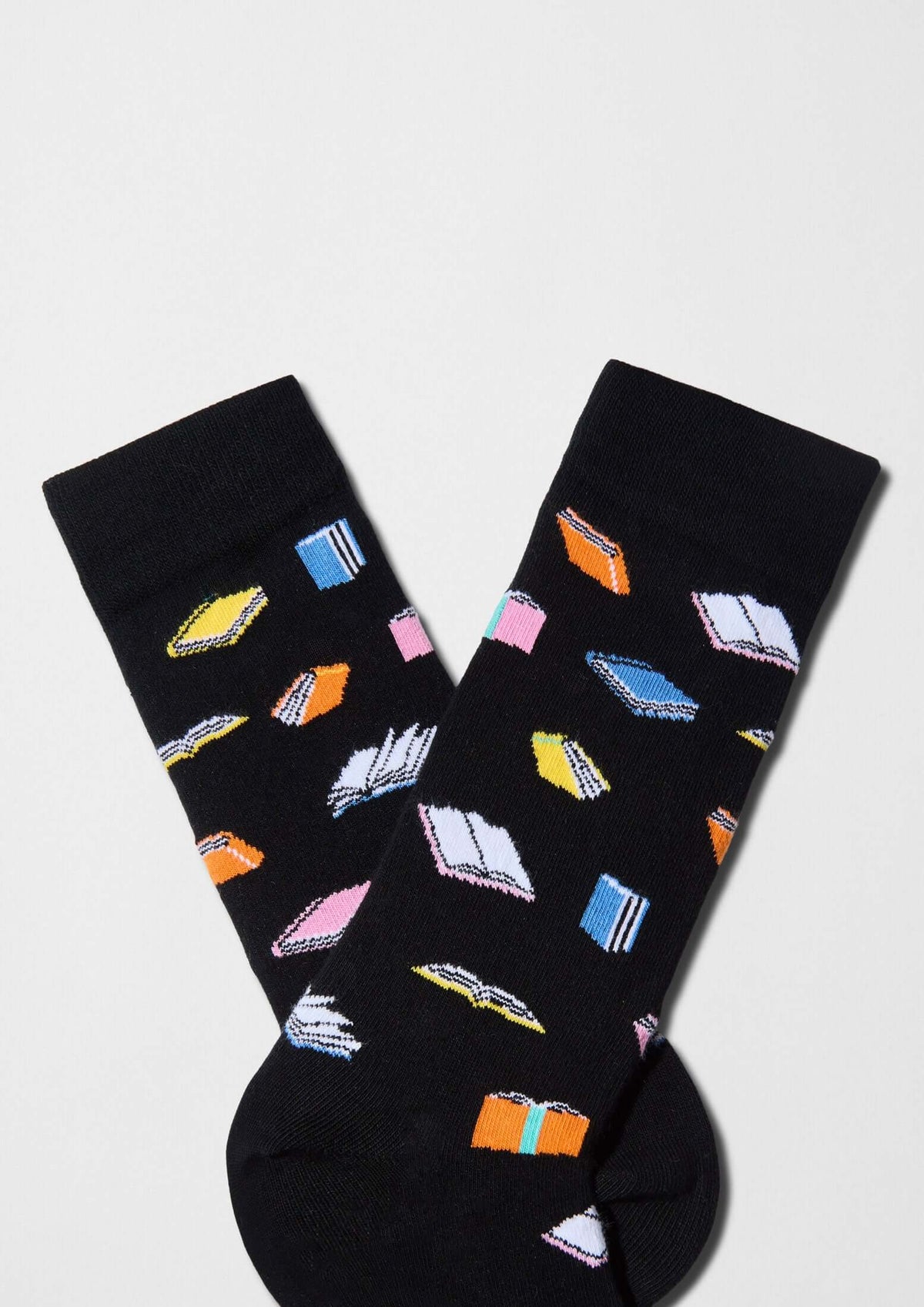 calcetines BeReader con diseño de libros de colores sobre fondo negro - BESOCKS