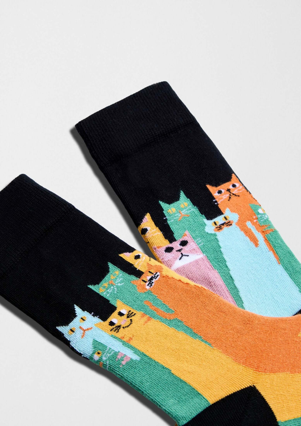 Calcetines negros con diseño gráfico de gatos coloridos - BeCatsGang Black - BESOCKS.