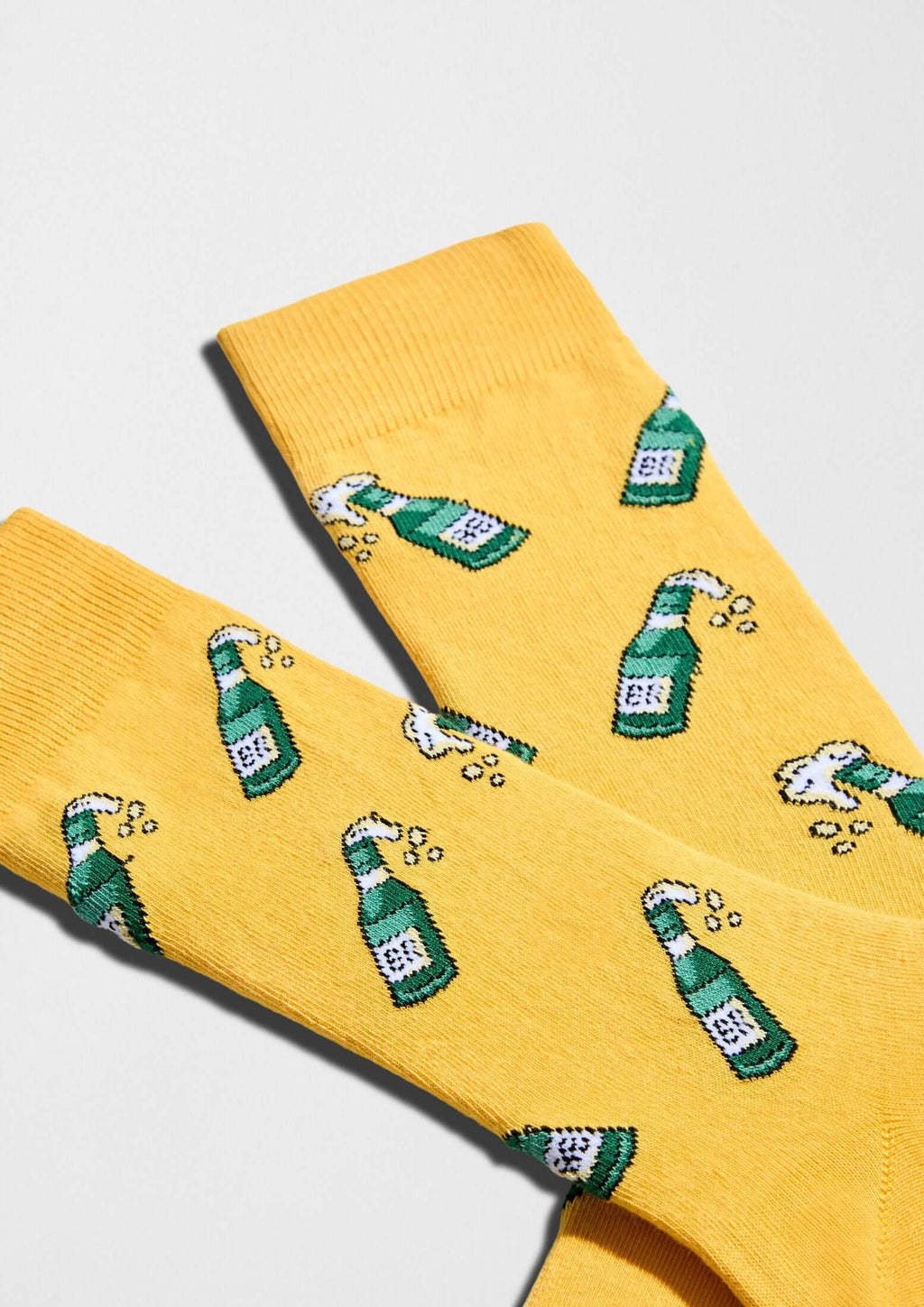 Calcetines BeBeer Mustard con diseño de botellas de cerveza espumante en color verde sobre fondo mostaza - BESOCKS.