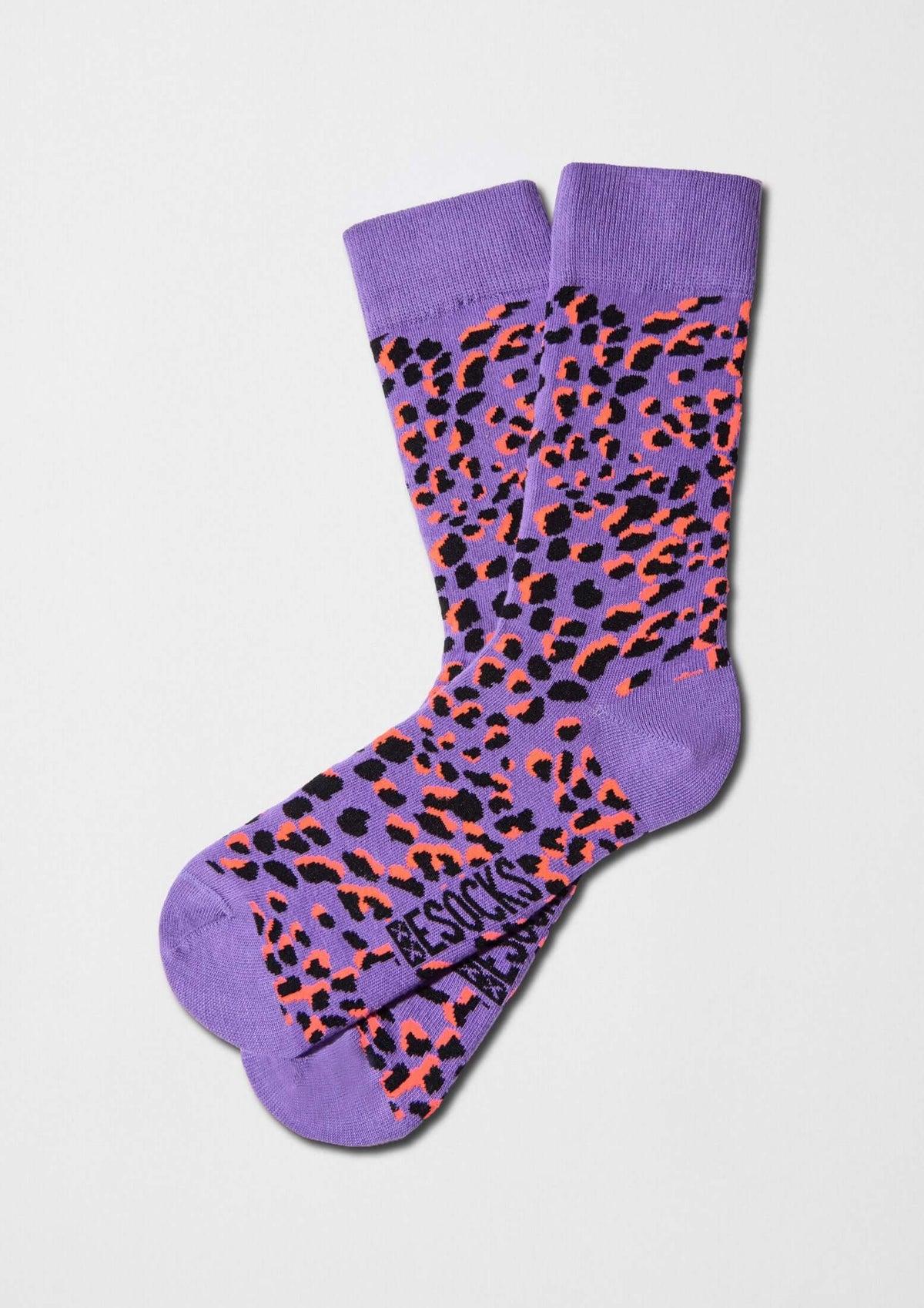 Calcetines con estampado de leopardo negro y naranja sobre fondo morado - BeCamo Purple - BESOCKS.