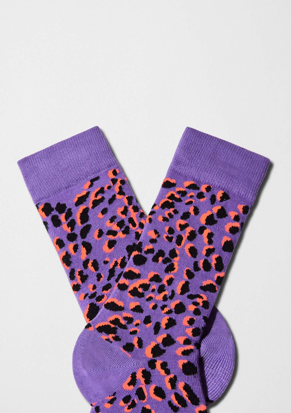 Diseño de calcetines BeCamo Purple con estampado de leopardo en morado, negro y naranja flúor - BESOCKS