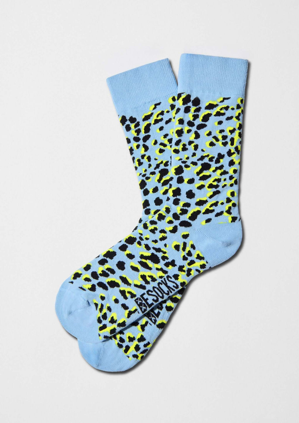Calcetines con estampado de camuflaje negro y amarillo sobre fondo azul cielo - BeCamo Blue - BESOCKS