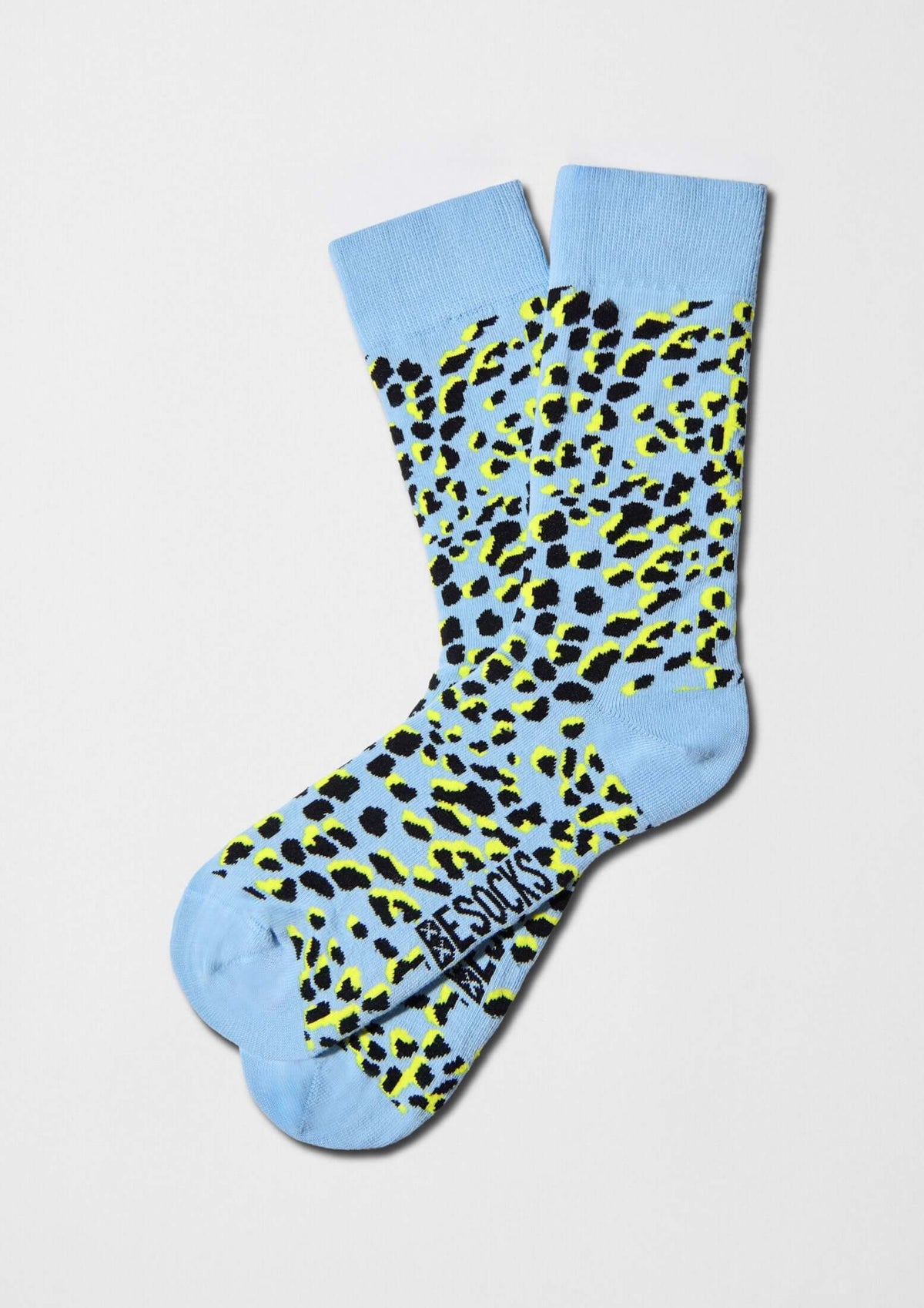 Calcetines con estampado de camuflaje negro y amarillo sobre fondo azul cielo - BeCamo Blue - BESOCKS