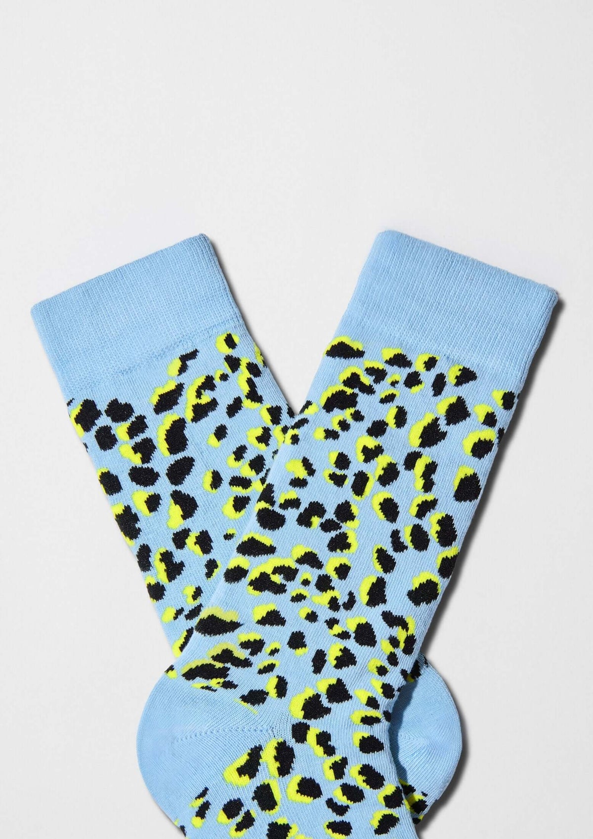 Patrón de leopardo en azul cielo con negro y amarillo - BeCamo Blue - BESOCKS
