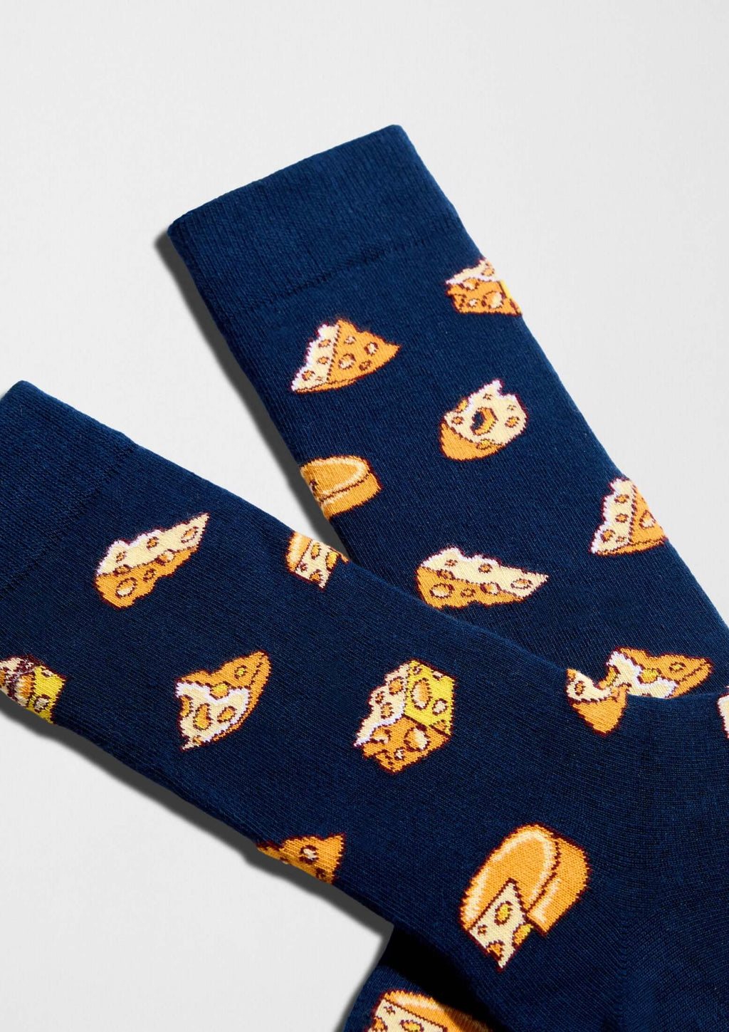 Patrón de queso en tonos amarillo y naranja sobre fondo azul marino - BeCheese Navy - BESOCKS.