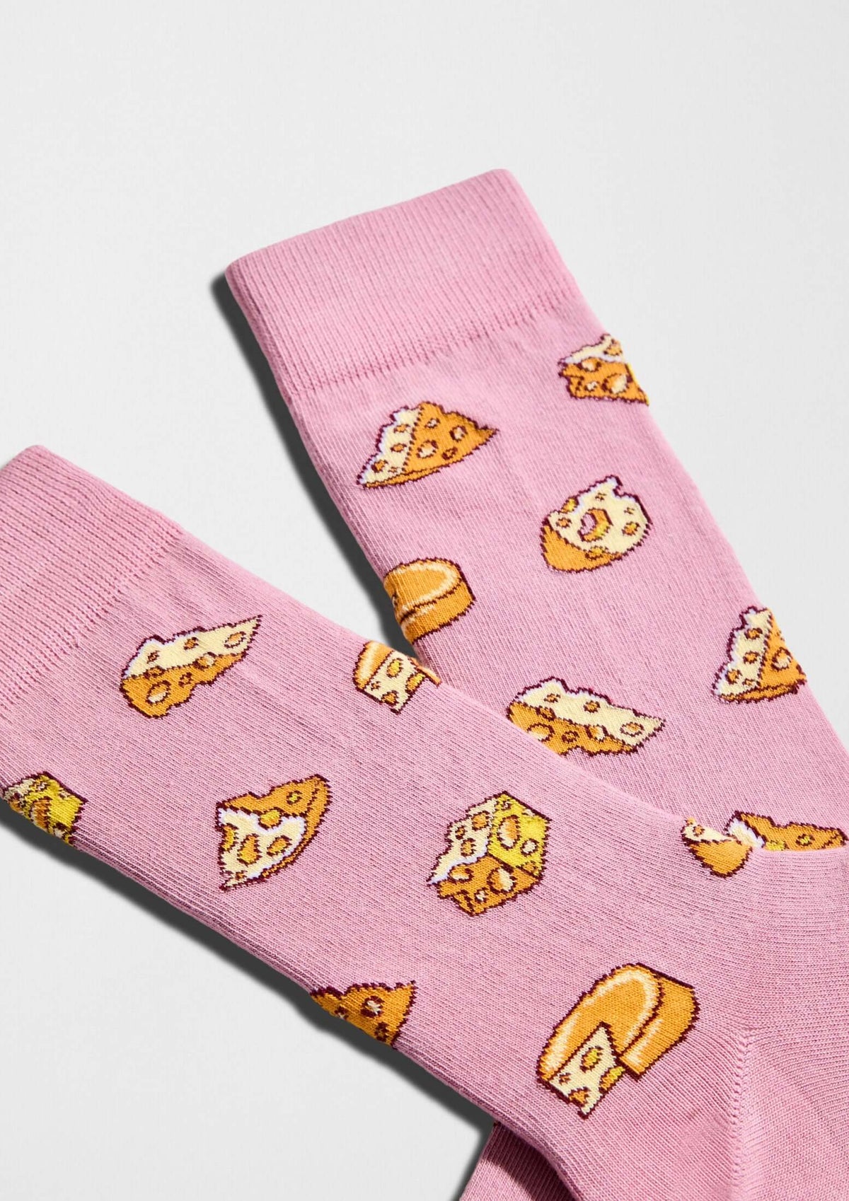 Patrón de queso en tonos amarillos y naranjas sobre fondo rosa - BeCheese Pink - BESOCKS.