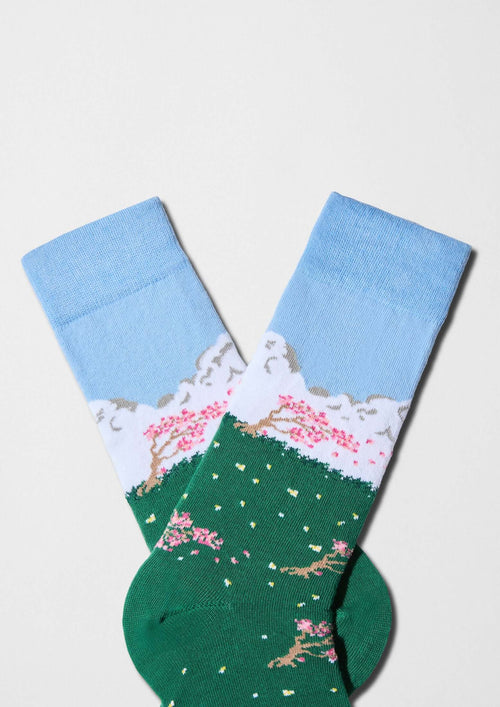 Calcetines BeJapan Sakura con paisaje japonés: cielo azul y cerezos en flor sobre fondo verde - BESOCKS.