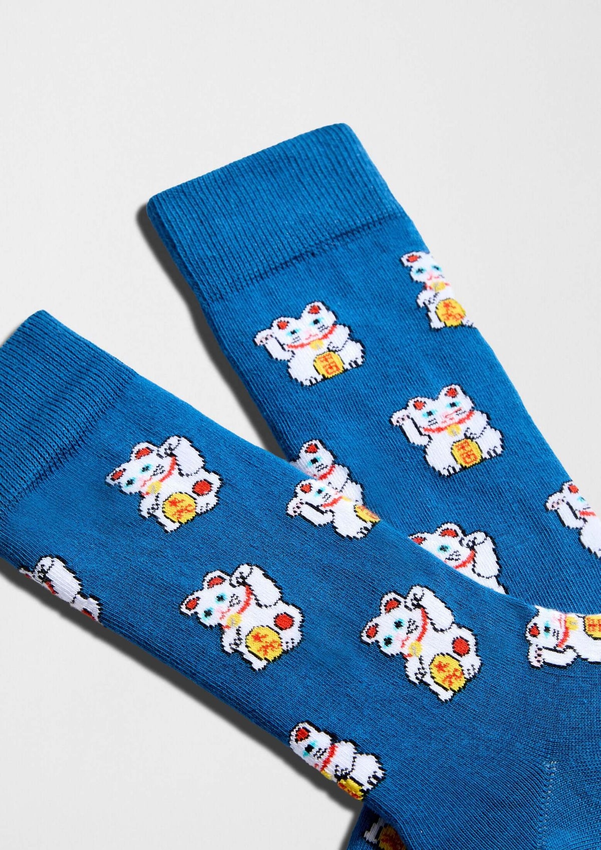 Calcetines BeJapan Lucky Cat con patrón de maneki-neko sobre fondo azul petróleo - BESOCKS