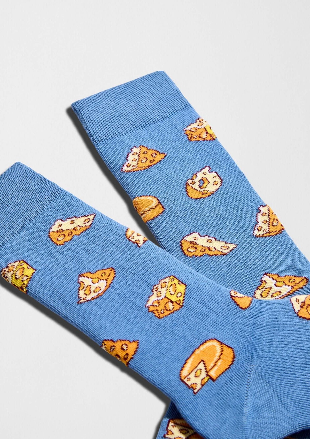 Calcetines con estampado de porciones de queso en fondo azul - BESOCKS. BeCheese Blue.