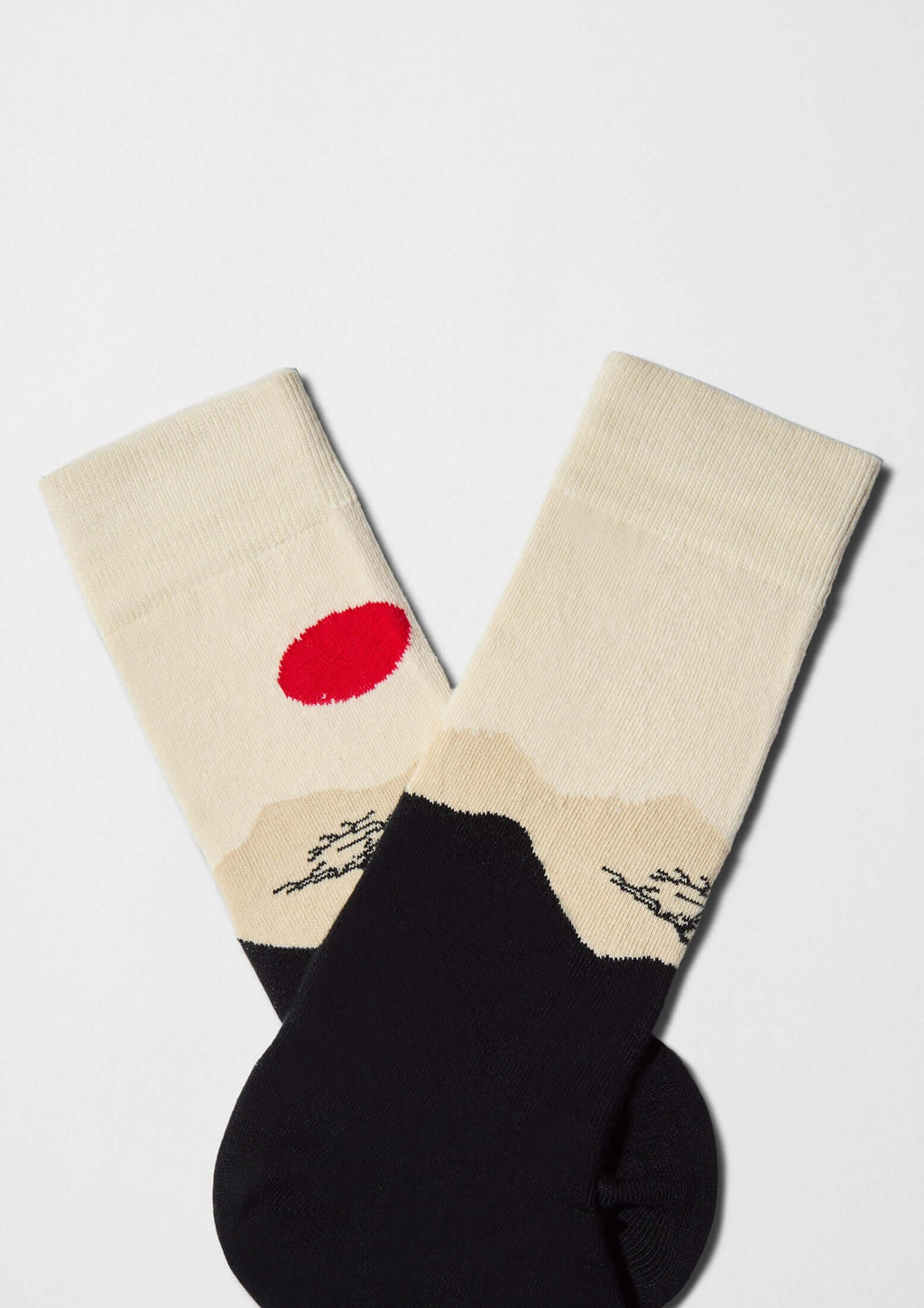 Escena minimalista con sol rojo y samurái sobre fondo beige y negro - BESOCKS. calcetines BeJapan Samurai.