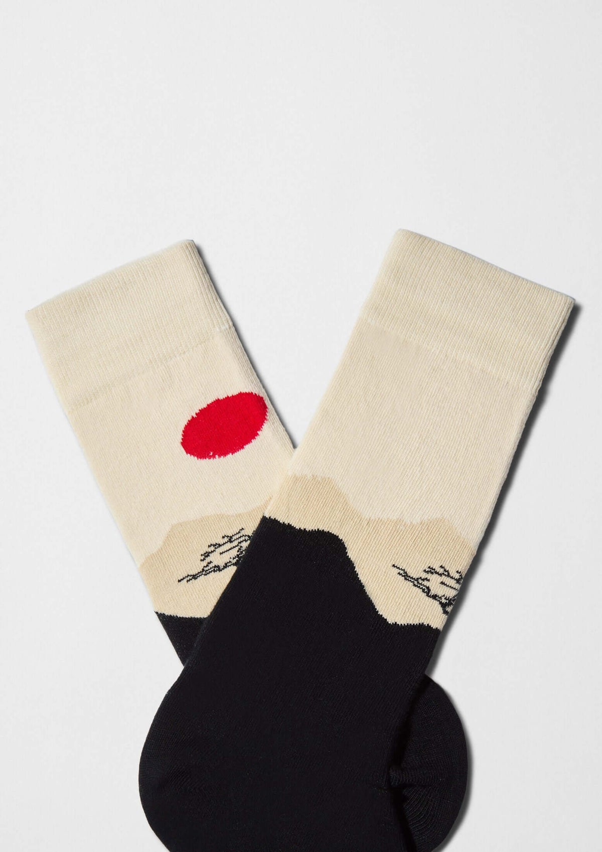 Escena minimalista con sol rojo y samurái sobre fondo beige y negro - BESOCKS. calcetines BeJapan Samurai.