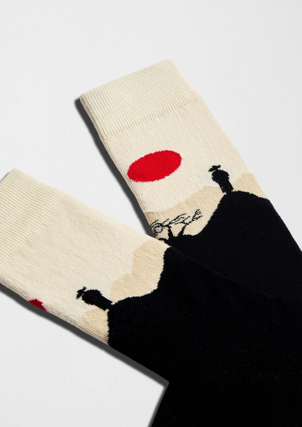 Escena minimalista con samurái y sol rojo - calcetines BeJapan Samurai - BESOCKS