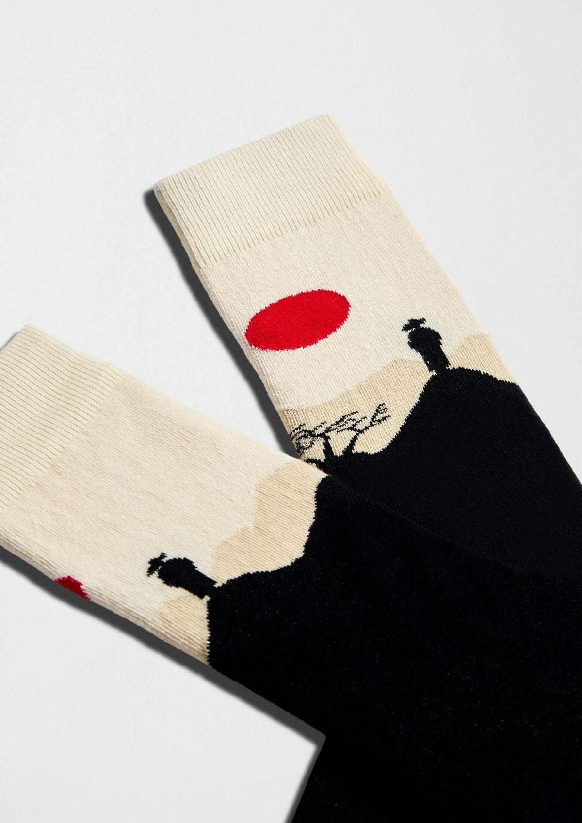 Escena minimalista con samurái y sol rojo - calcetines BeJapan Samurai - BESOCKS