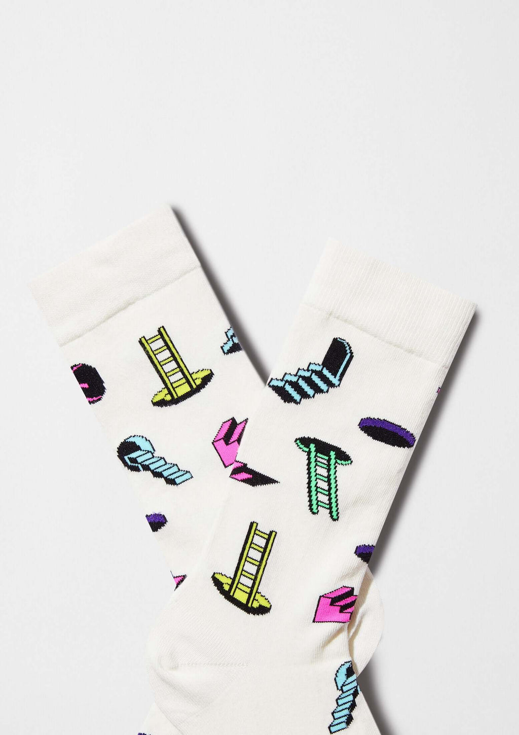 calcetines BeBlackHole con dibujos de escaleras y agujeros negros en color off white.