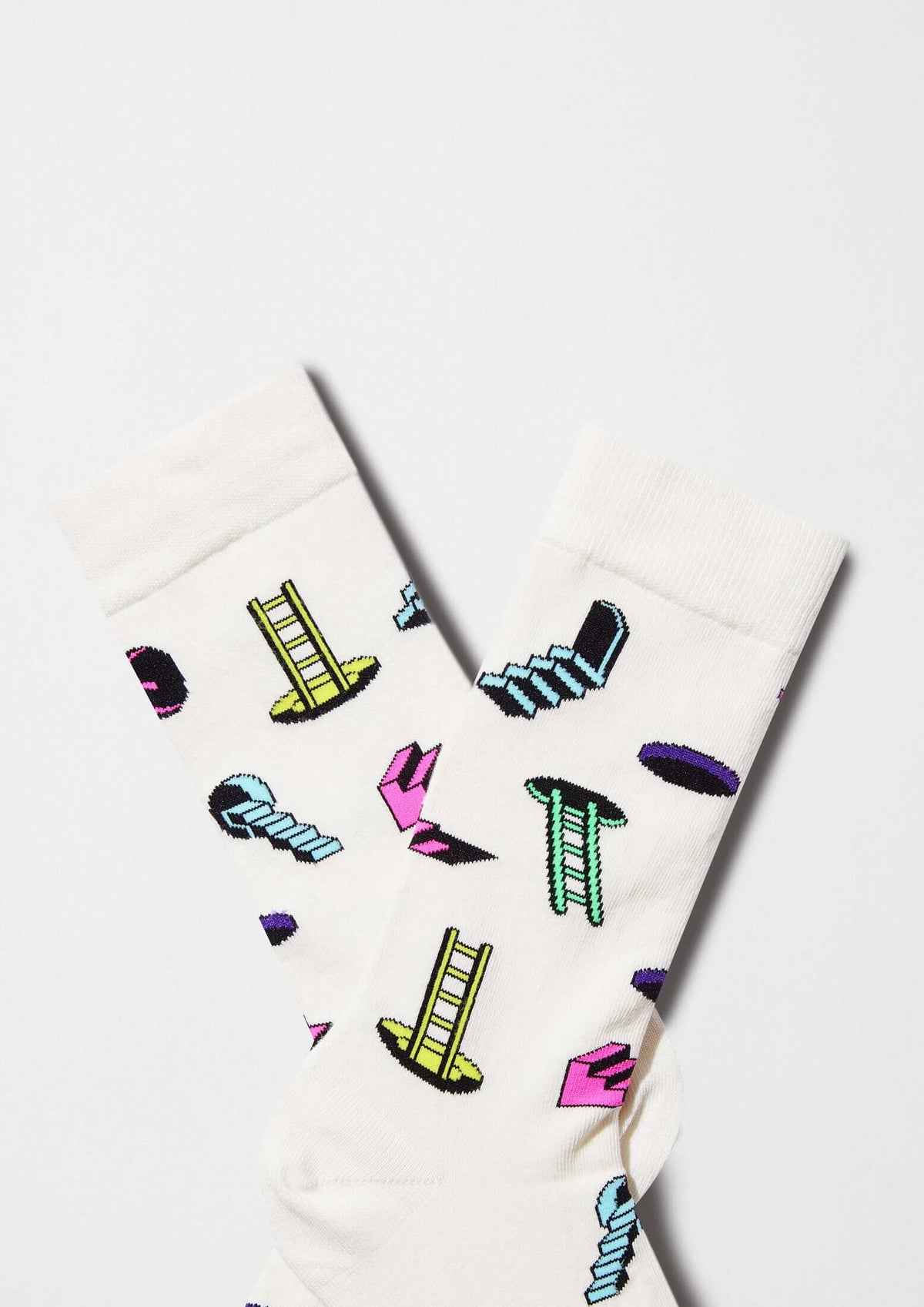 calcetines BeBlackHole con dibujos de escaleras y agujeros negros en color off white.