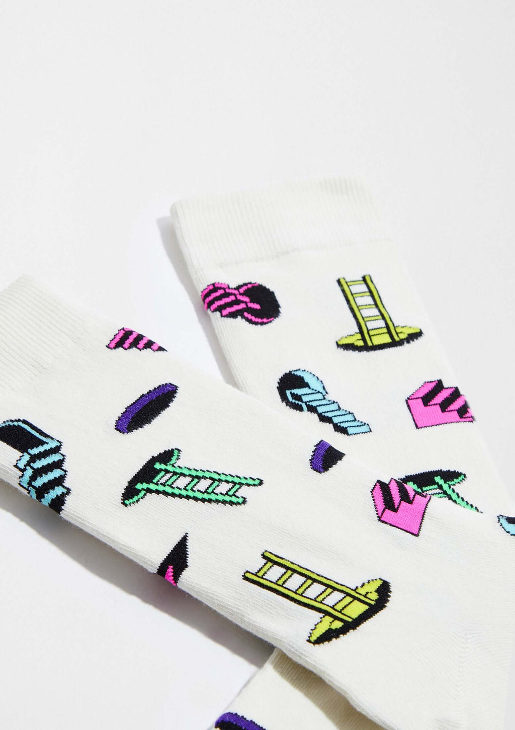 calcetines originales BeBlackHole con dibujos de escaleras y agujeros negros en color off white.