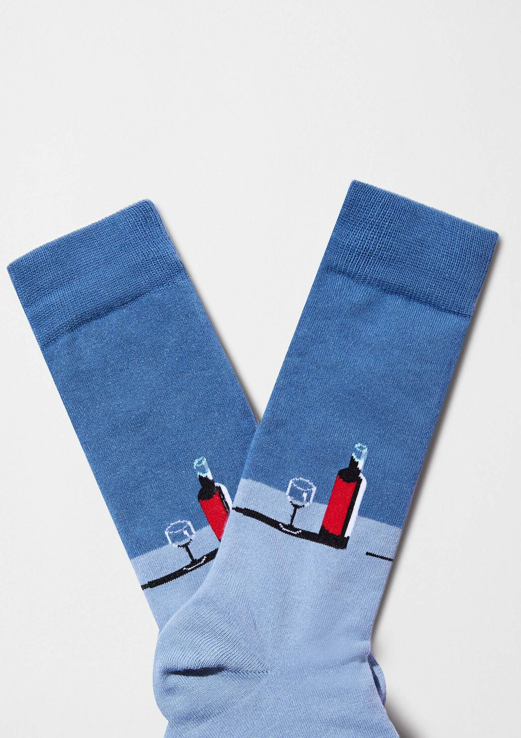 Calcetines originales BeWine con diseño de botella de vino y copa en tonos azules degradados.