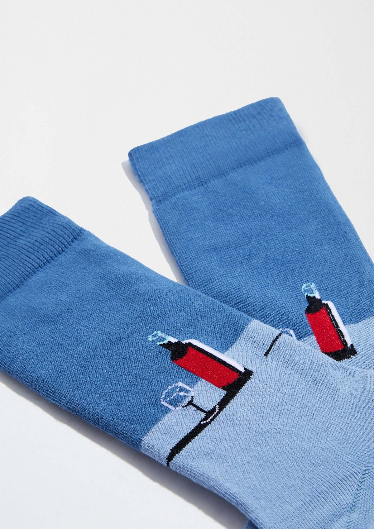 calcetines BeWine con diseño de botella de vino y copa en tonos azules, originales y únicos.