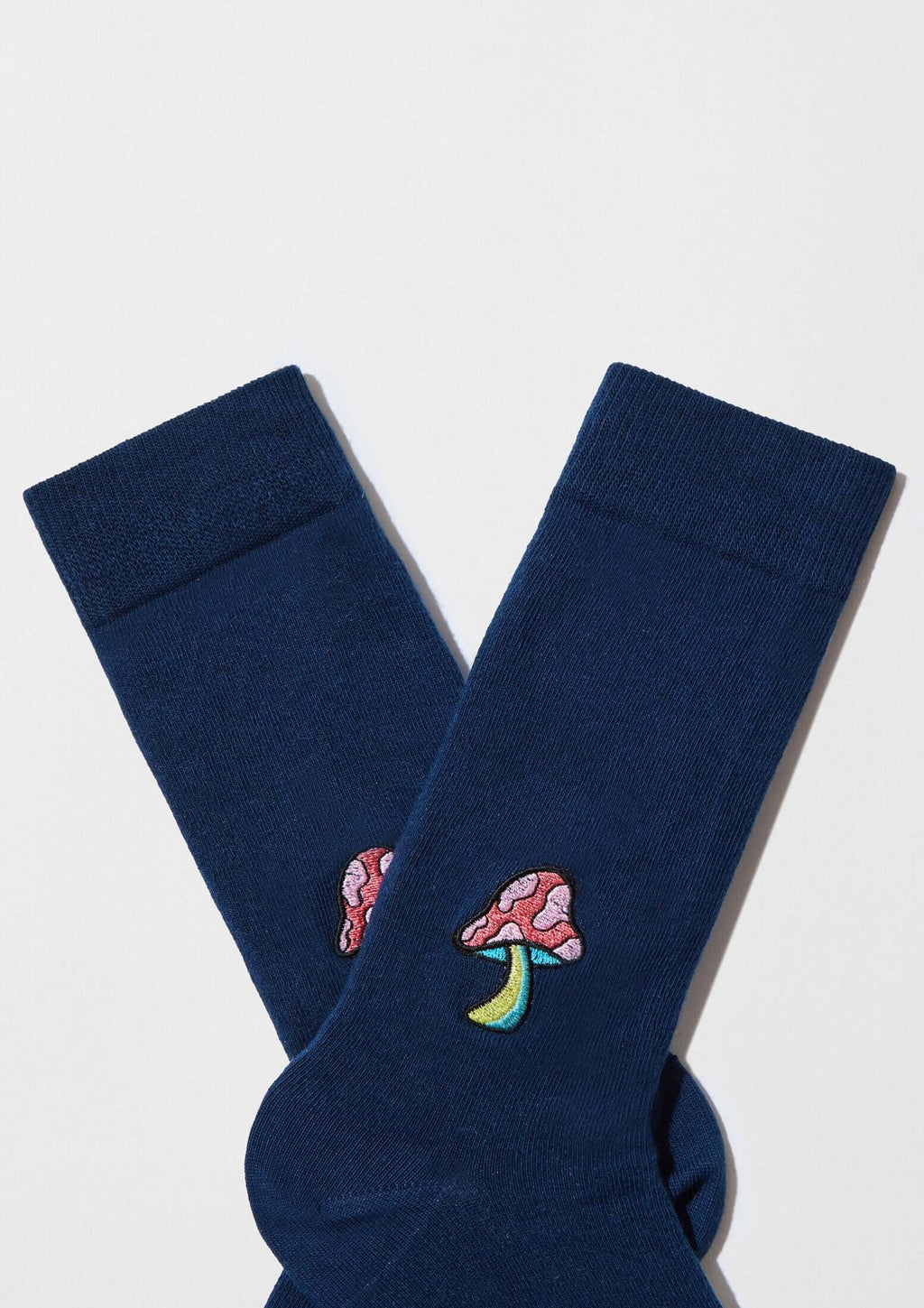 Calcetines BeMushroom Embroidered Navy en azul marino con bordado de seta en hilo rosa y verde.
