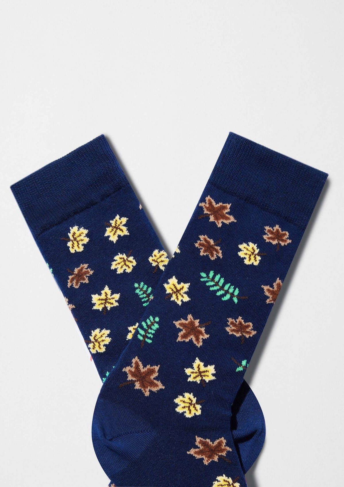 Calcetines originales BeAutumn en azul marino con dibujos de hojas otoñales en tonos marrones, amarillos y verdes.