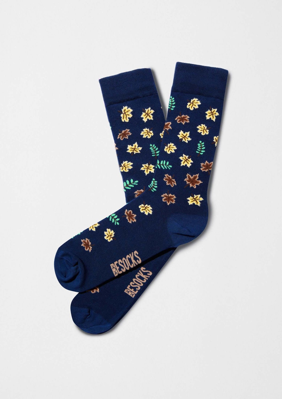 calcetines originales BeAutumn con dibujos de hojas en colores otoñales sobre fondo azul marino.