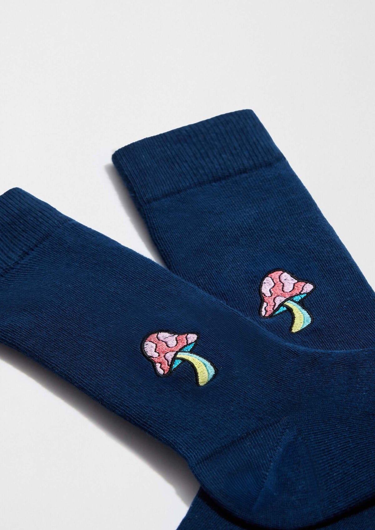 BeMushroom Embroidered Navy, calcetines azul marino con bordado de seta en hilo rosa y amarillo.