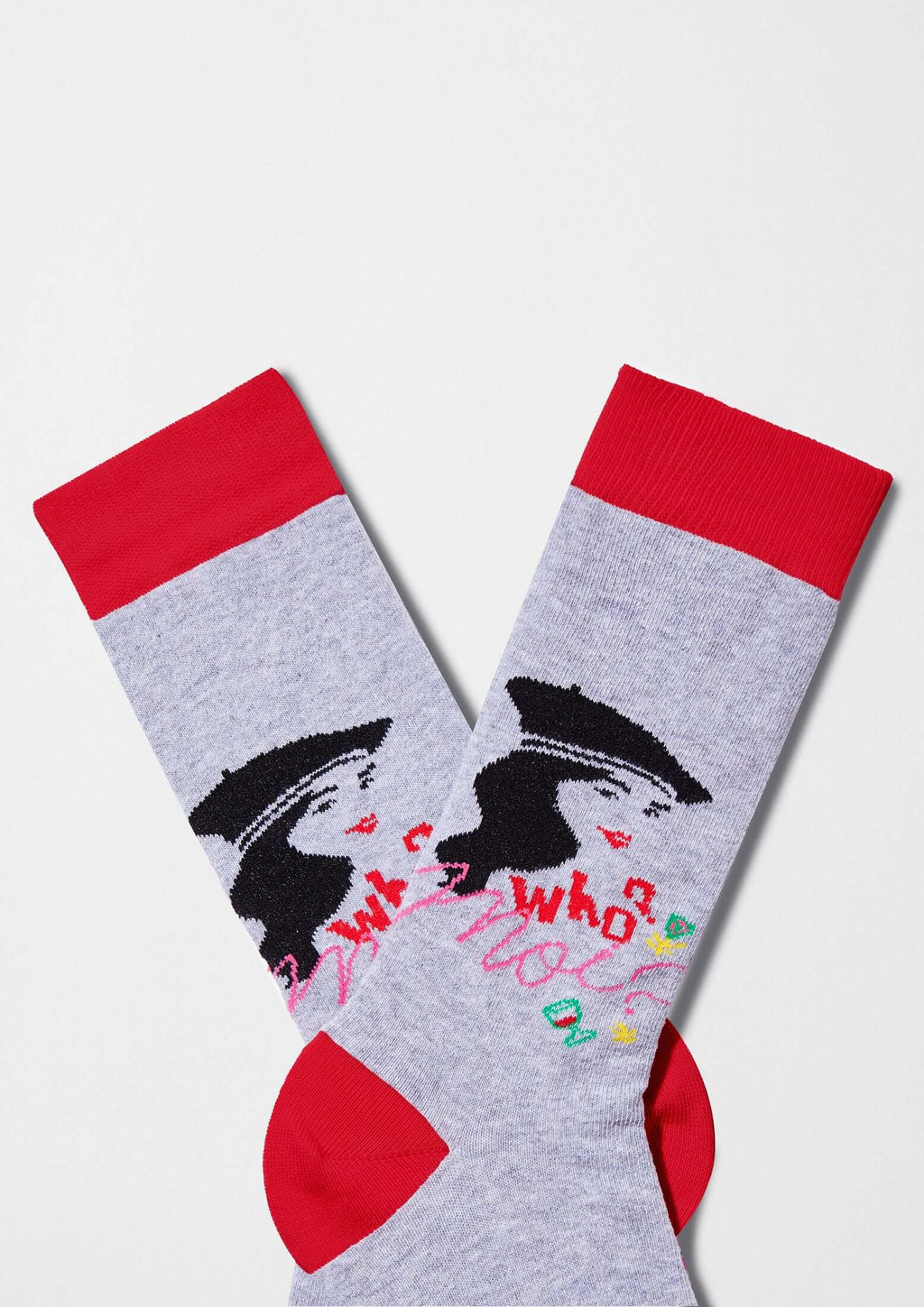BeEmilyinParis Selfie calcetines jaspeados con dibujo de Emily y mensaje "Who moi?" en colores vibrantes.