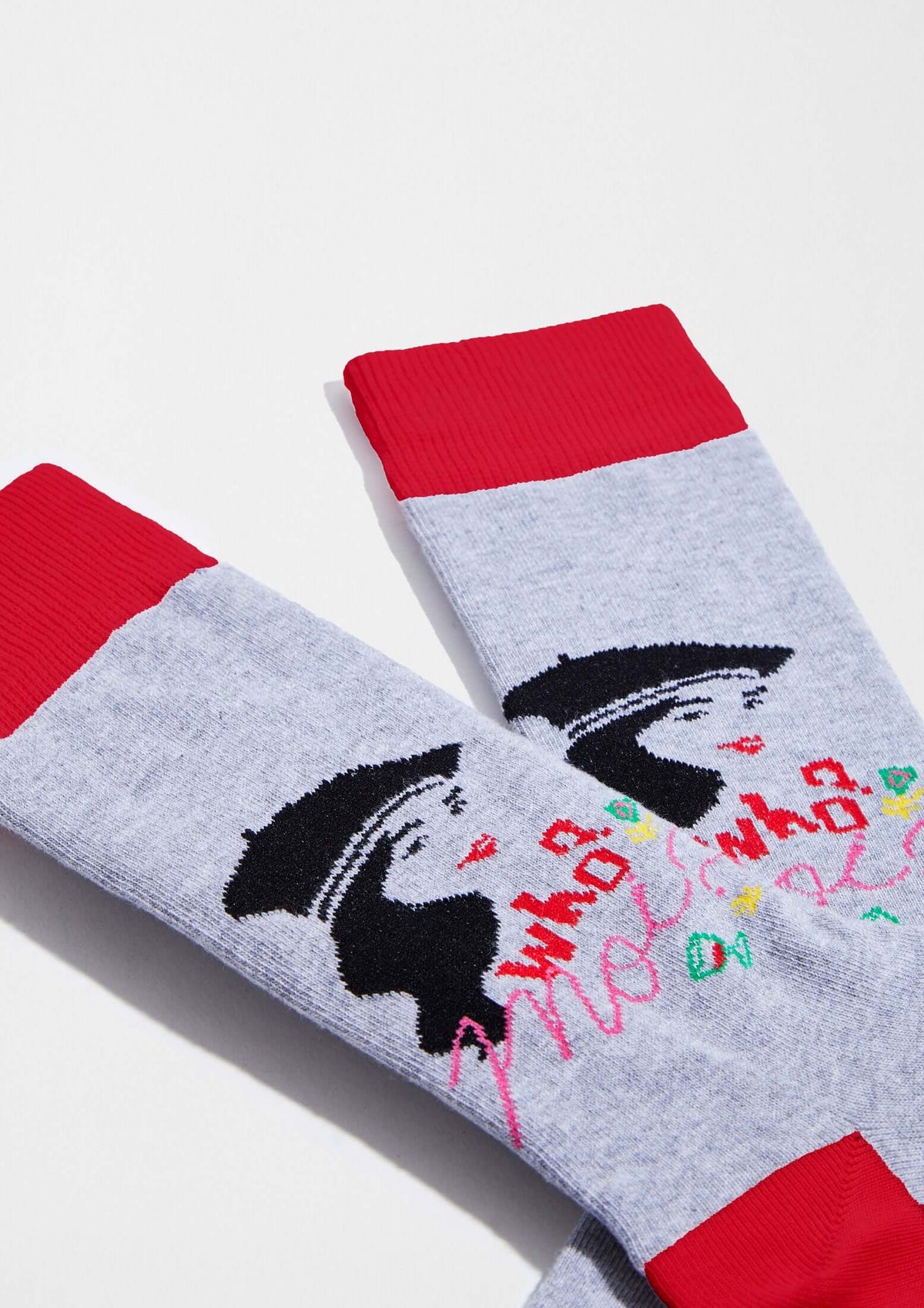 Calcetines BeEmilyinParis Selfie con diseño jaspeado, ilustración de Emily y mensaje 'Who moi?'.