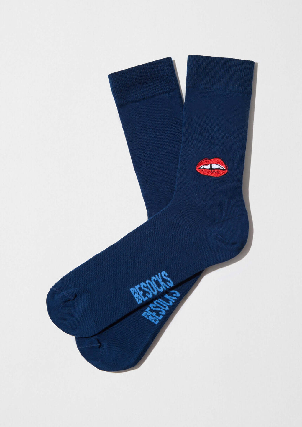 Calcetines BeLips Embroidered en azul marino con bordado de labios en hilo rojo y texto en azul.