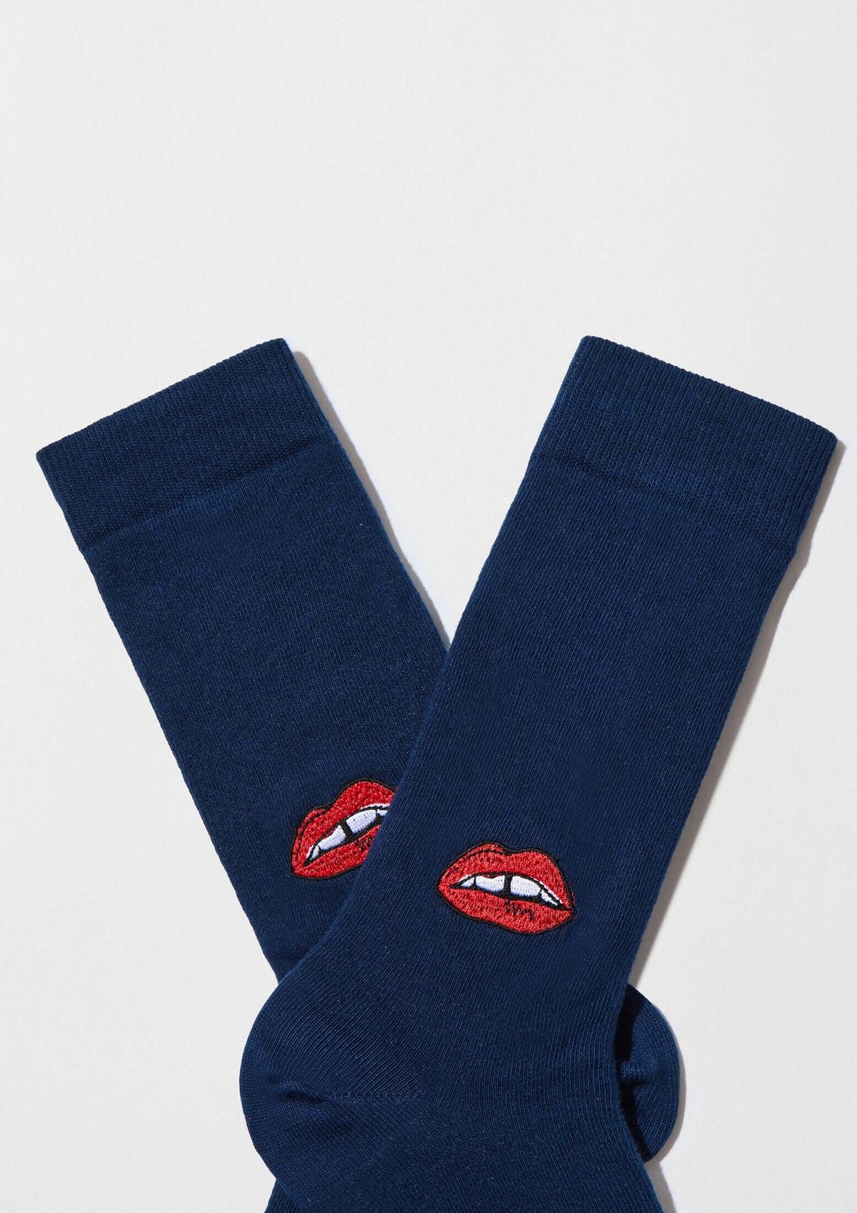 BeLips Embroidered: calcetines bordados en azul marino con bordado de labios rojos en hilo brillante.