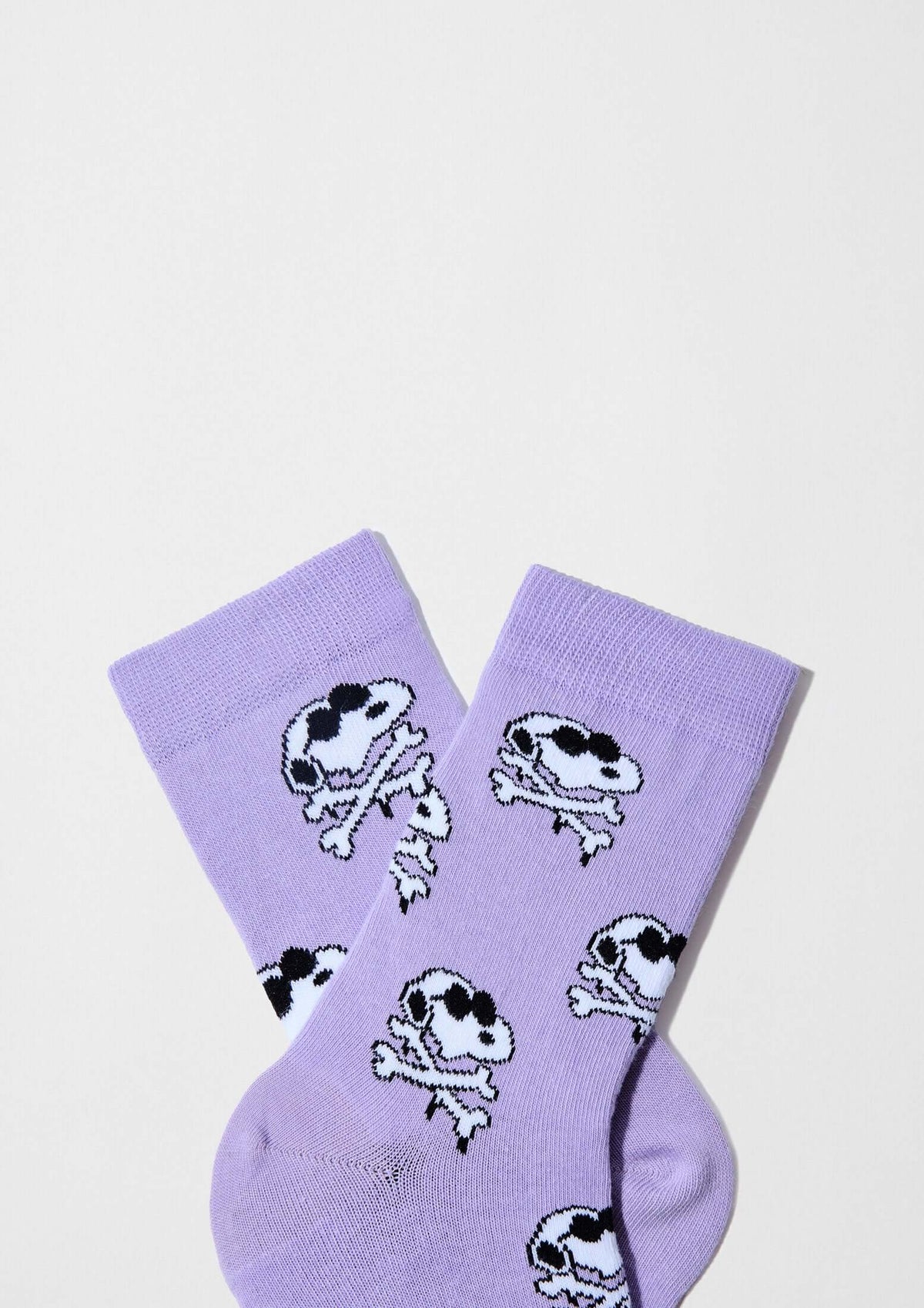 Calcetines altos BeSnoopy Skull Mauve de fondo malva con dibujos de calaveras de Snoopy en color negro.