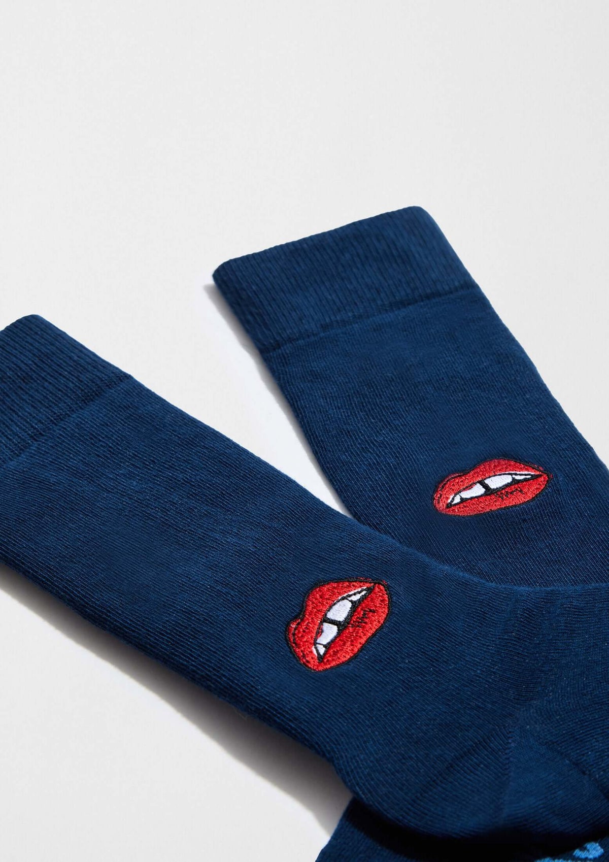 Calcetines BeLips Embroidered en azul marino con bordado de labios rojos en lateral. Perfectos para looks casuales.