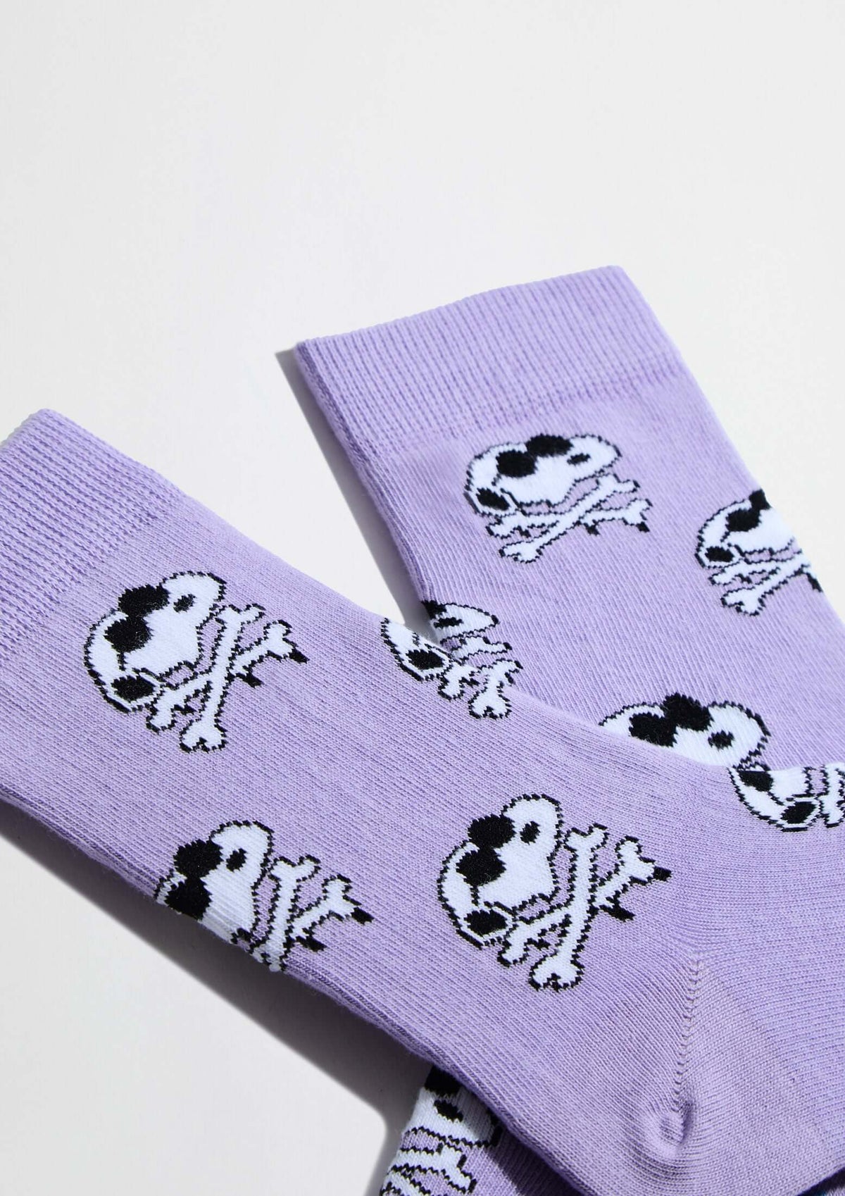 Calcetines altos BeSnoopy Skull Mauve de algodón orgánico con dibujos de Snoopy sobre fondo malva.