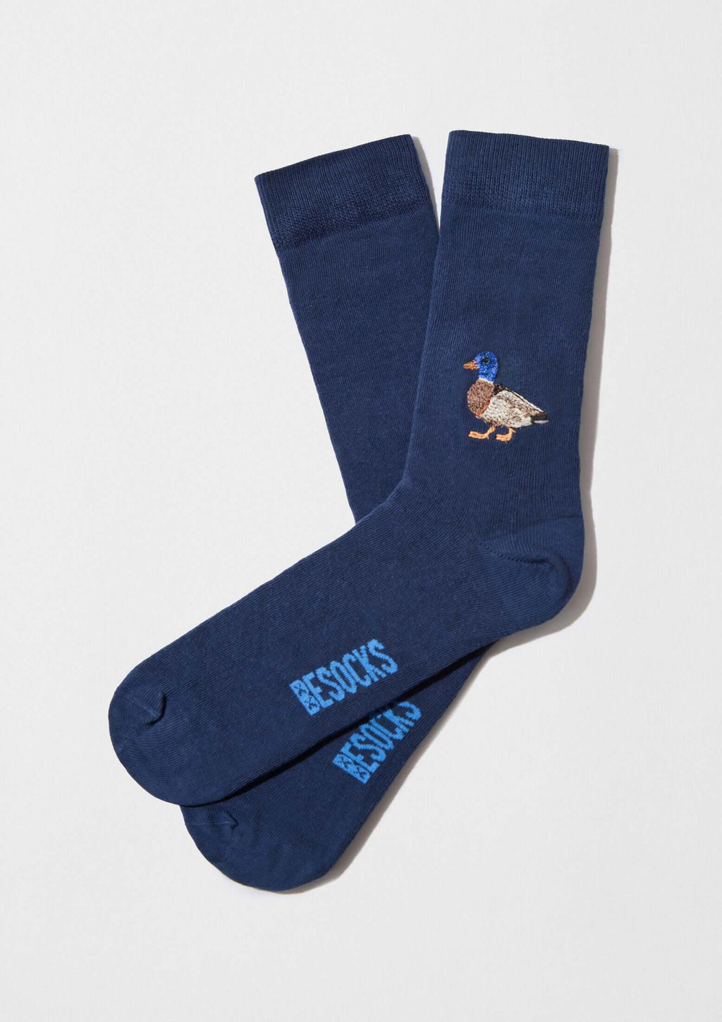 Calcetines BeDuck Embroidered Navy en azul marino con bordado de pato en hilo multicolor y logo azul