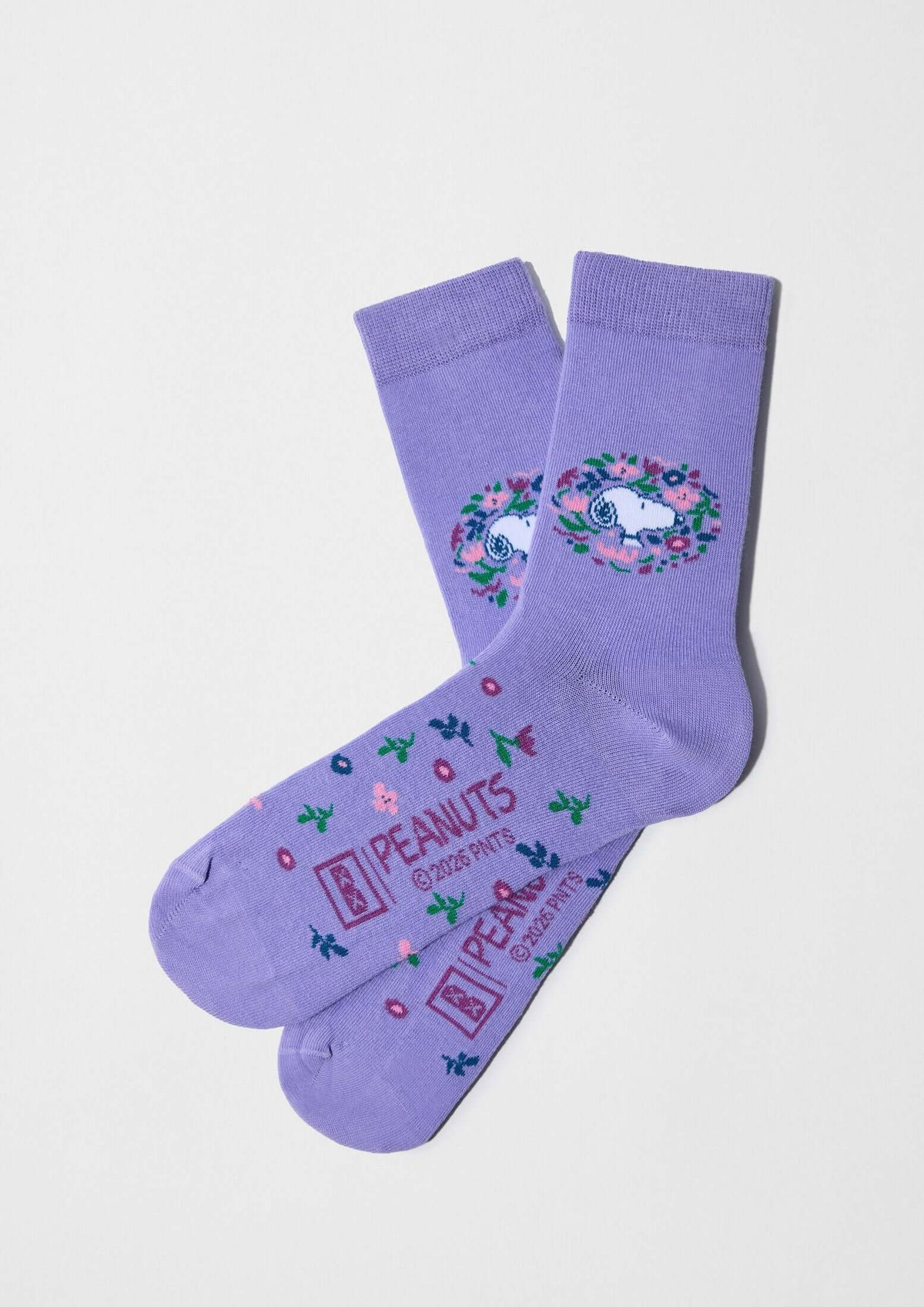 Calcetines altos BeSnoopy Blossom de algodón orgánico con dibujos de Snoopy sobre fondo lila y detalles florales.
