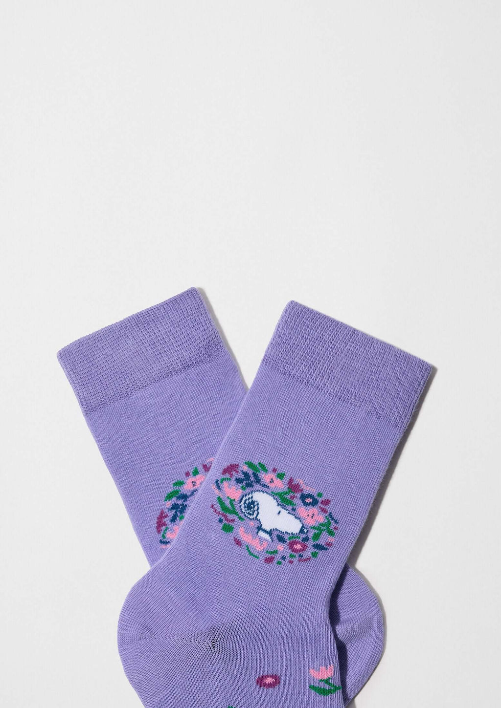 Calcetines altos BeSnoopy Blossom en color lila con dibujos de Snoopy sobre fondo con flores y círculos.