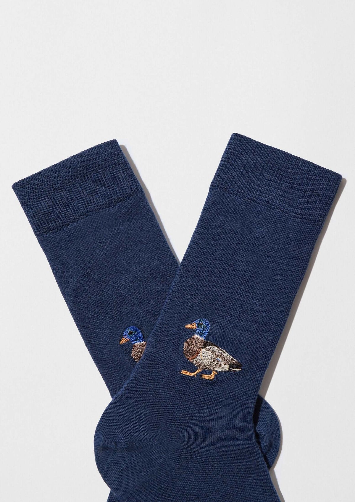 Calcetines BeDuck Embroidered Navy en azul marino con bordado de pato en hilo azul, marrón y naranja.