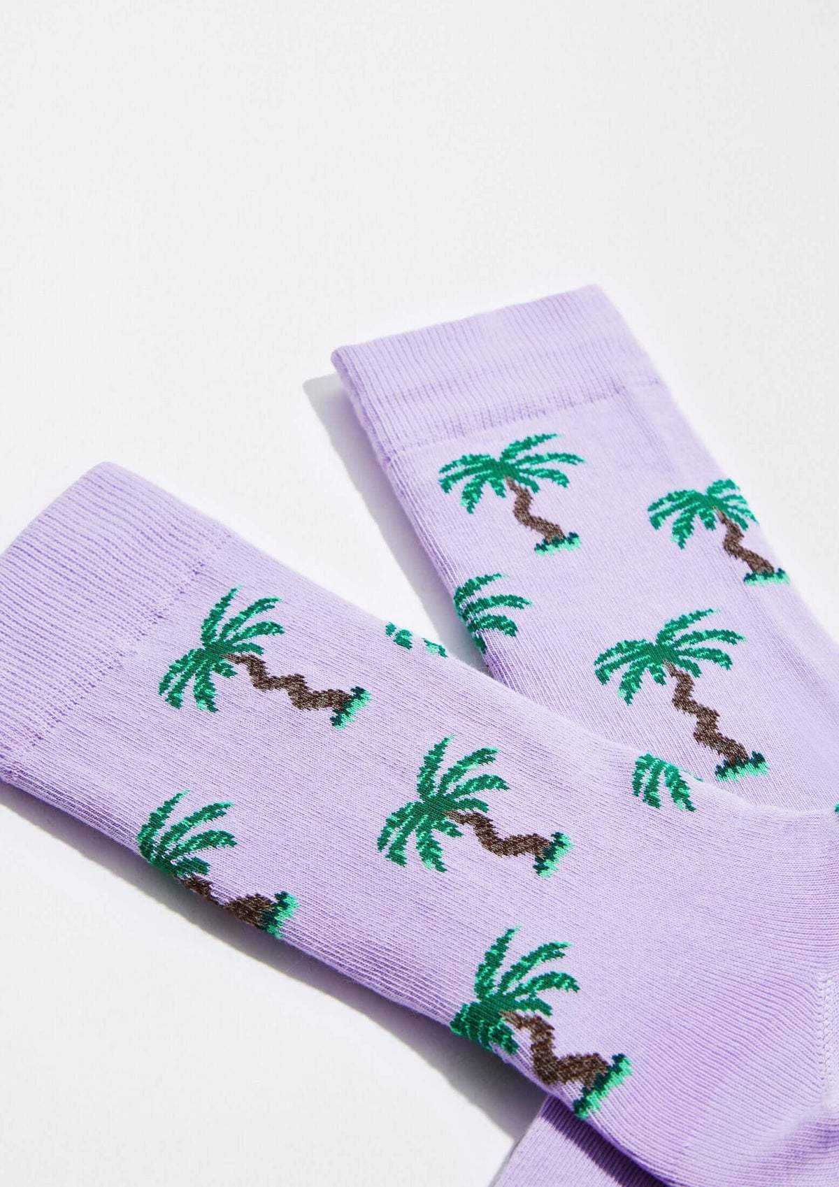 calcetines BePalm originales lila con dibujos de palmeras verdes y marrones en un diseño moderno.