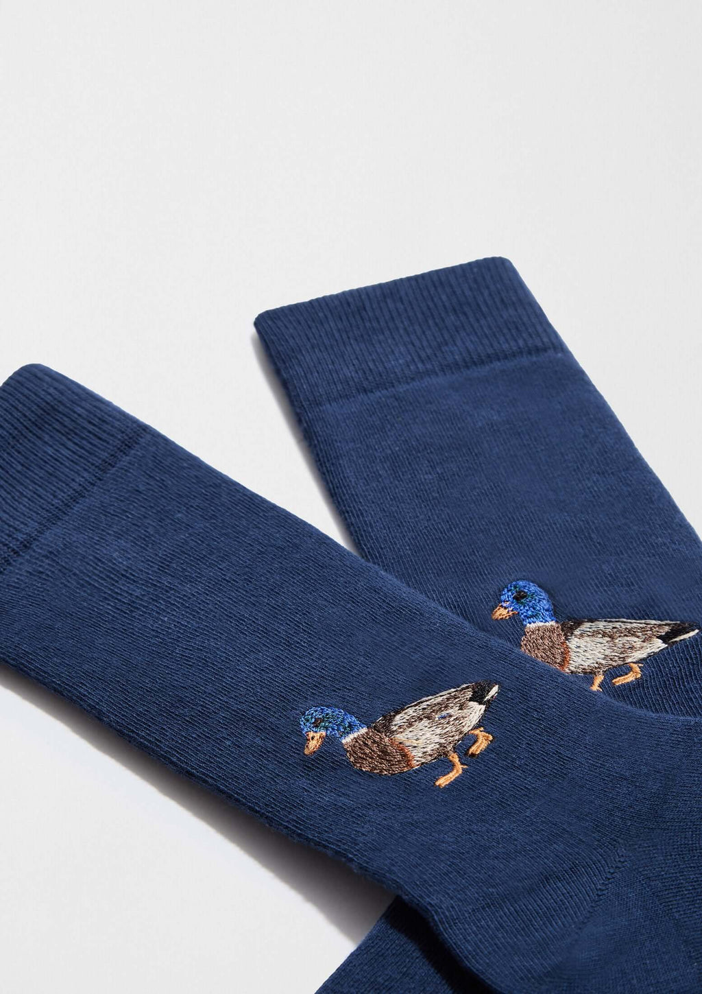 BeDuck Embroidered Navy, calcetines azul marino con bordado de pato en hilo marrón, azul y naranja.