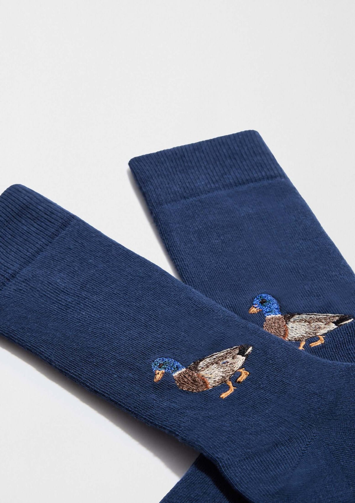 BeDuck Embroidered Navy, calcetines azul marino con bordado de pato en hilo marrón, azul y naranja.