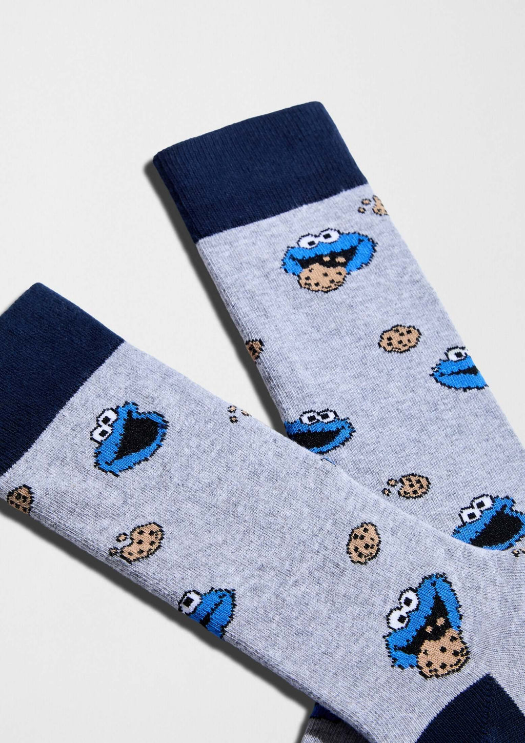 Patrón de Cookie Monster comiendo galletas en gris - BESOCKS BeSesameStreet Cookie Monster Grey