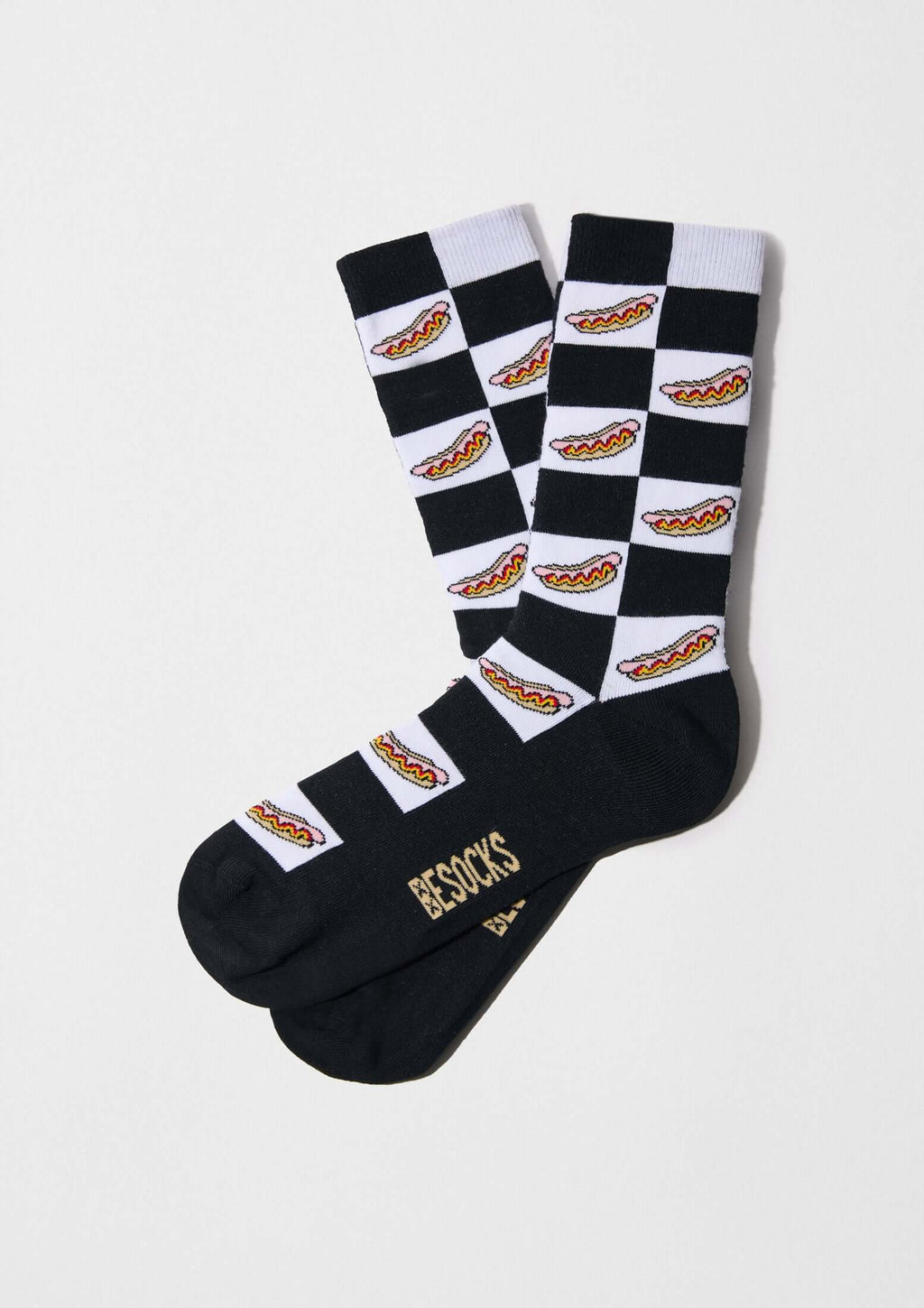 Calcetines BeHotDog en blanco y negro con patrón de damero y dibujos de hot dogs, algodón orgánico y diseño original.